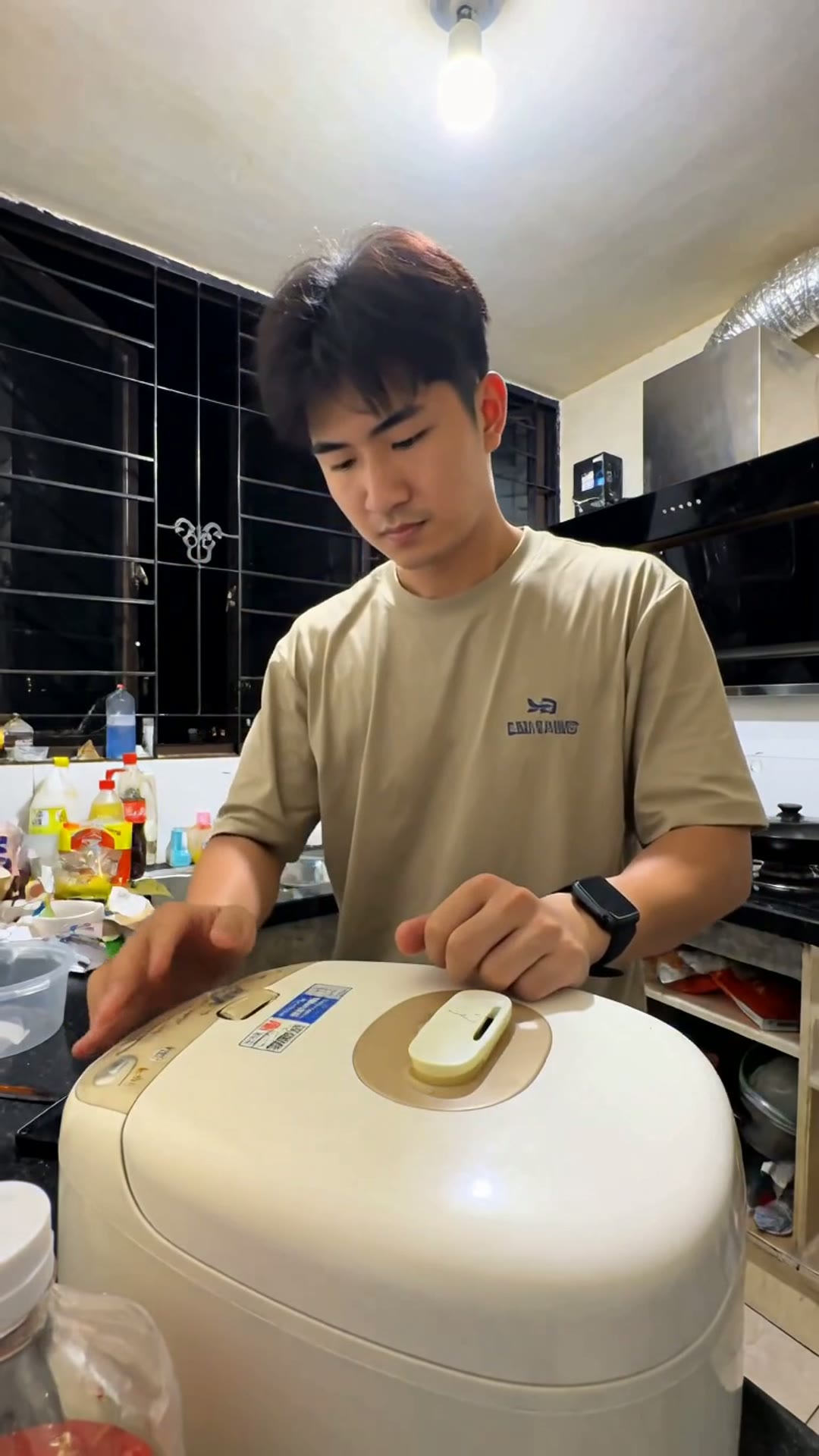 一个电饭锅，什么都能煮 — AI generated 9:16 film frame