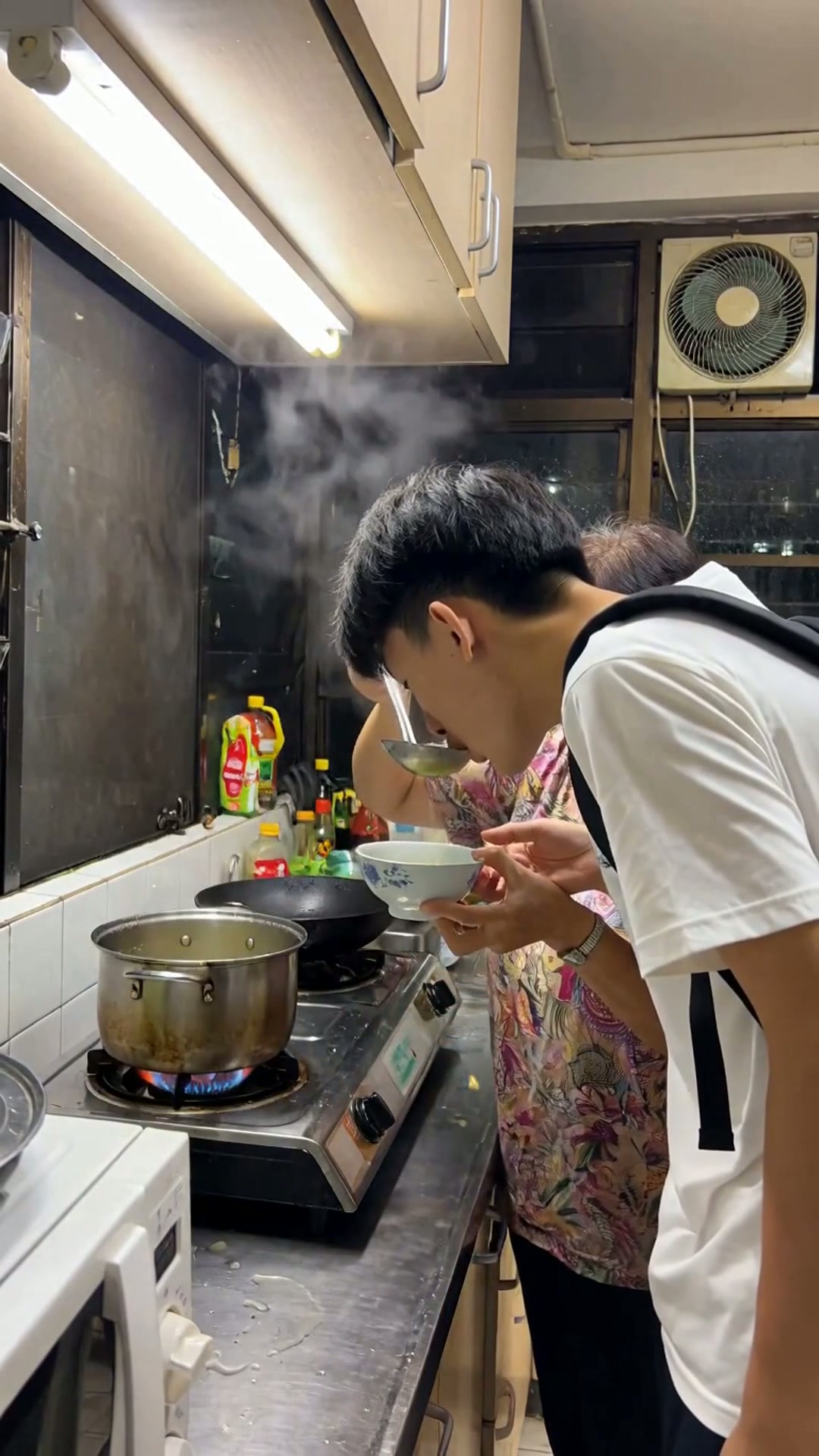 妈妈的药材鸡汤 — Mum's Herbal Soup — AI generated 9:16 film frame
